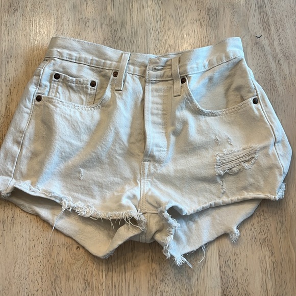 Levi white denim shorts - Picture 2 of 2